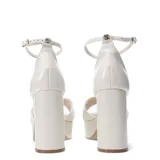 Sandalias de mujer marca Bottero, color negro, con diseño de tiras cruzadas en el empeine, plataforma delantera y taco ancho. Incluye pulsera ajustable al tobillo con hebilla metálica.
