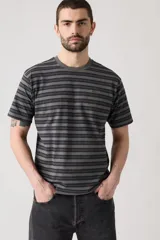 Remera de manga corta con cuello redondo, confeccionada en tejido de algodón con diseño de rayas horizontales en tonos grises y negros. Presenta el logo de la marca bordado discretamente en el pecho.