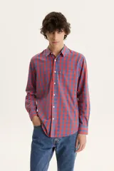 Camisa de hombre Levi's de manga larga con estampado de cuadros rojos y azules, cuello clásico y bolsillo en el pecho.