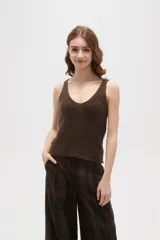 Musculosa de tejido de punto con escote en V, sin mangas y corte al cuerpo.