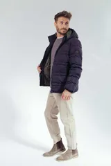 Campera puffer acolchada de color azul marino, con capucha ajustable, cierre frontal y bolsillos laterales. Diseño de corte recto y acabado mate.