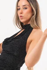 Top de lurex negro con cuello halter drapeado y acabado brillante.