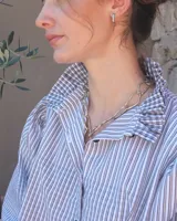 Collar plateado con eslabones grandes de metal con forma irregular.