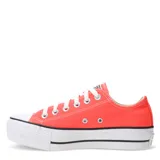 Championes urbanos Converse modelo Chuck Taylor All Star Lift, color rojo con plataforma blanca y detalles en negro.