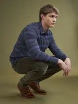 Pantalón de pana marrón de corte recto.