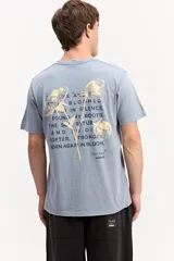 Remera celeste de manga corta y corte clásico, con estampa en la espalda de flores en tono amarillo claro y texto motivacional.