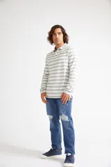 Polo de manga larga Mistral con diseño de rayas horizontales en tonos azules, cuello clásico y cierre frontal con botones.