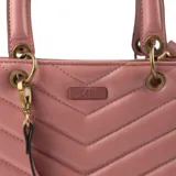 Cartera tipo tote bag color rosa, con diseño acolchado en forma de chevron. Tiene doble asa corta, correa larga regulable y herrajes dorados. El acceso es con cierre y broches imantados. Cuenta con tres compartimentos y bolsillos internos.