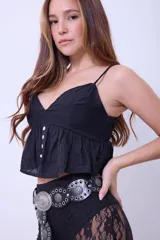 Musculosa corta negra de lino con breteles finos regulables, escote en V y espalda elastizada.
