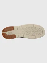 Zapato tipo slip-on Hush Puppies modelo Hunt, confeccionado en cuero color marrón con suela de EVA y goma en tono beige. Presenta elásticos laterales para facilitar el calce y un diseño de estilo casual.