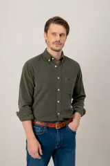 Camisa de pana verde oscuro de corte clásico, con cuello button-down, cierre frontal de botones, bolsillo en el pecho con detalle bordado y mangas largas.