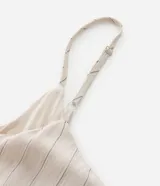 Vestido midi de tirantes finos ajustables, confeccionado en viscosa con estampado de rayas verticales. Presenta escote en V y un pliegue central delantero que aporta movimiento a la prenda.