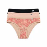 Pack de tres bombachas tipo vedetina de algodón con cintura elástica y pequeño parche con logo. Incluye una negra lisa, una rosada lisa y una con estampado animal print.