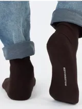 Medias de caña media en color azulino, confeccionadas en tejido acanalado con textura suave.