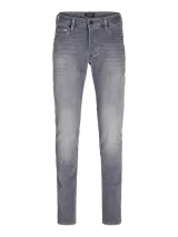 Jean de corte ajustado y tiro bajo, confeccionado en denim gris con acabado lavado. Cuenta con diseño clásico de cinco bolsillos y cierre frontal con botón.