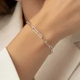 Pulsera de eslabones tipo forcé alargados, confeccionada en plata 925 con acabado brillante.