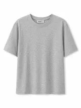 Remera de algodón color negro, con cuello redondo y mangas cortas, de corte clásico y diseño liso.