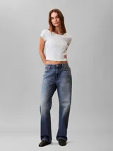 Remera Calvin Klein de manga corta y corte crop top, confeccionada en tejido de punto acanalado de algodón con elastano. Presenta cuello redondo y una pequeña etiqueta rectangular con el logo de la marca en el dobladillo inferior.