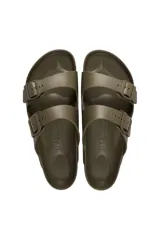 Sandalias Birkenstock Arizona, color verde militar, hechas de goma Eva, con dos correas ajustables con hebilla.
