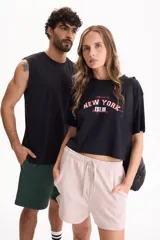 Short de corte suelto en tela soft modal liviana, de tiro medio-alto, con cintura elástica y cordón ajustable.