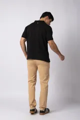 Pantalon chino de corte recto confeccionado en gabardina premium, con bolsillos laterales y traseros clásicos.