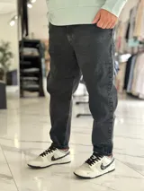 Pantalón jean slouchy negro con efecto deslavado, corte holgado y diseño de tiro medio.