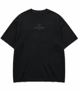 Remera negra de corte oversize con estampado frontal minimalista y gran diseño de cobra en la espalda.