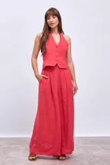 Pantalón palazzo color coral con bolsillos laterales y cintura alta.