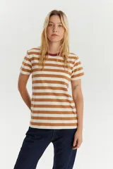 Remera de manga corta con diseño de rayas horizontales en color marrón y crema, con cuello redondo en contraste color bordó.