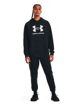 Buzo con capucha Under Armour, modelo Rival Fleece, color negro con logo de la marca estampado en blanco en el frente. Cuenta con bolsillo tipo canguro delantero, puños y bajo acanalados.