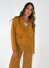 Chaqueta de pana color mostaza con diseño de solapas deshilachadas, cierre frontal con botones metálicos y dos bolsillos delanteros con solapa.