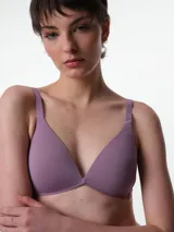 Soutien con copa preformada sin aro, de escote redondo y diseño minimalista. Cuenta con breteles ajustables y cierre posterior con broche multiposición.