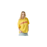 Remera oversize amarilla de Eme Studios, con cuello redondo y mangas cortas. Estampado frontal con el logotipo de la marca en tonos rojos y la frase 'ALWAYS GRATEFUL'.