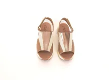 Sandalias de cuero combinadas en tonos tostado, nude y detalles metalizados dorados, con diseño de tiras cruzadas y textura efecto reptil en la parte superior. Cuentan con suela de plataforma baja y tira ajustable en el talón.