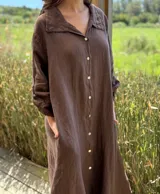 Vestido camisero amplio y largo color marrón chocolate, fabricado en Italia, con botones de nácar, cuello camisero y bolsillos laterales.