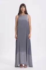 Vestido largo gris con efecto degradé en el ruedo, corte suelto y sin mangas.