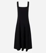 Vestido midi evasé color azul, sin mangas, con escote cuadrado, breteles medianos y recortes verticales. Fabricado por la marca Cortelle en mezcla de viscosa, poliamida y elastano con forro de poliéster.