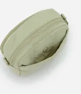 Bolso bandolera de estilo deportivo en color verde claro, confeccionado en poliéster. Cuenta con cierre principal de cremallera, bolsillo frontal con cierre, bolsillo trasero con cierre a presión, asa larga desmontable y regulable, y logo de la marca en relieve en la parte frontal.