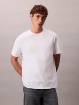 Remera Calvin Klein de algodón color blanco, con cuello redondo, manga corta y logo estampado en el pecho en la parte derecha.