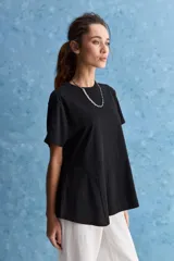 Remera Casentino de manga corta y cuello redondo, de corte amplio y asimétrico con diseño cruzado en el frente.