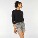 Sweater negro de punto suave con cuello redondo y mangas largas.