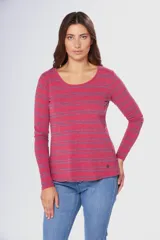 Remera de manga larga con cuello redondo, confeccionada en tejido rayado horizontal en tonos rojo y azul, con detalle de pin metálico con logo en la parte frontal.