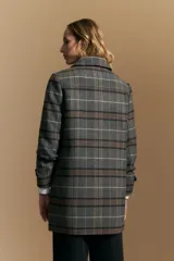 Tapado de paño con estampado a cuadros en tonos gris, marrón y beige. Presenta cuello camisero, cierre frontal con botones oscuros y mangas largas.