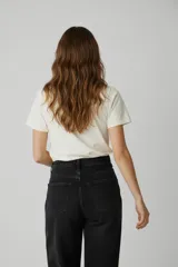 Remera de algodón con cuello redondo a la base y mangas cortas. Presenta un diseño holgado con estampado frontal en forma de estrella que incluye la frase The Rockstar.