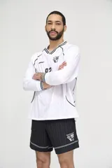 Camiseta de fútbol blanca con cuello en V y mangas largas con puños a rayas negras. Tiene un logo de la marca en el pecho y el número 92 en el centro.