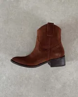 Bota texana marrón de cuero vacuno con caña baja, puntera fina y taco bajo.