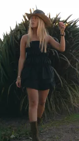 Short de lino con diseño de volados en el ruedo y cintura elástica fruncida. Presenta una silueta holgada y femenina.