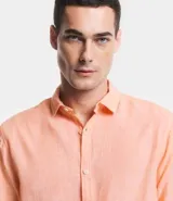 Camisa de manga larga Marfinno con cuello camisero y cierre frontal de botones. Confeccionada en tejido plano de lino y algodón.