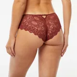 Shorty de encaje con diseño calado y bordes festoneados, confeccionado en un tono rojizo oscuro.