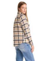 Sobrecamisa de tejido soft con estampado de cuadros en tonos azules y blancos. Presenta cuello con solapa, cierre frontal con botones, bolsillos aplicados en el pecho y mangas largas con puños abotonados. El interior cuenta con un acabado afelpado.